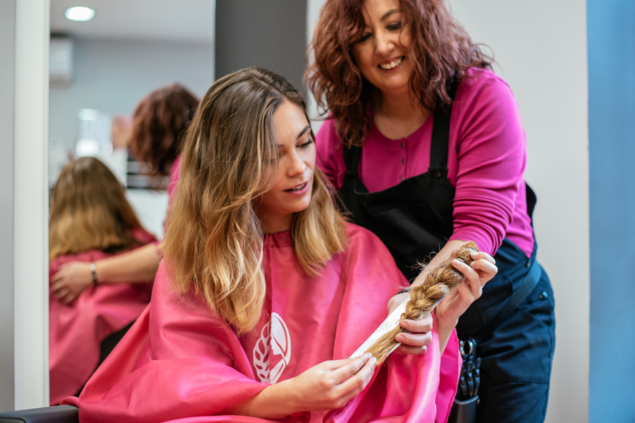 woman-donating-braid-to-charity-in-hair-salon-2026-03-09-08-14-54-utc.jpg