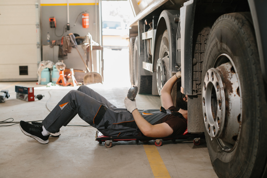 mechanic-lying-down-and-repairing-truck-wheel-in-g-2026-01-09-00-08-40-utc.jpg