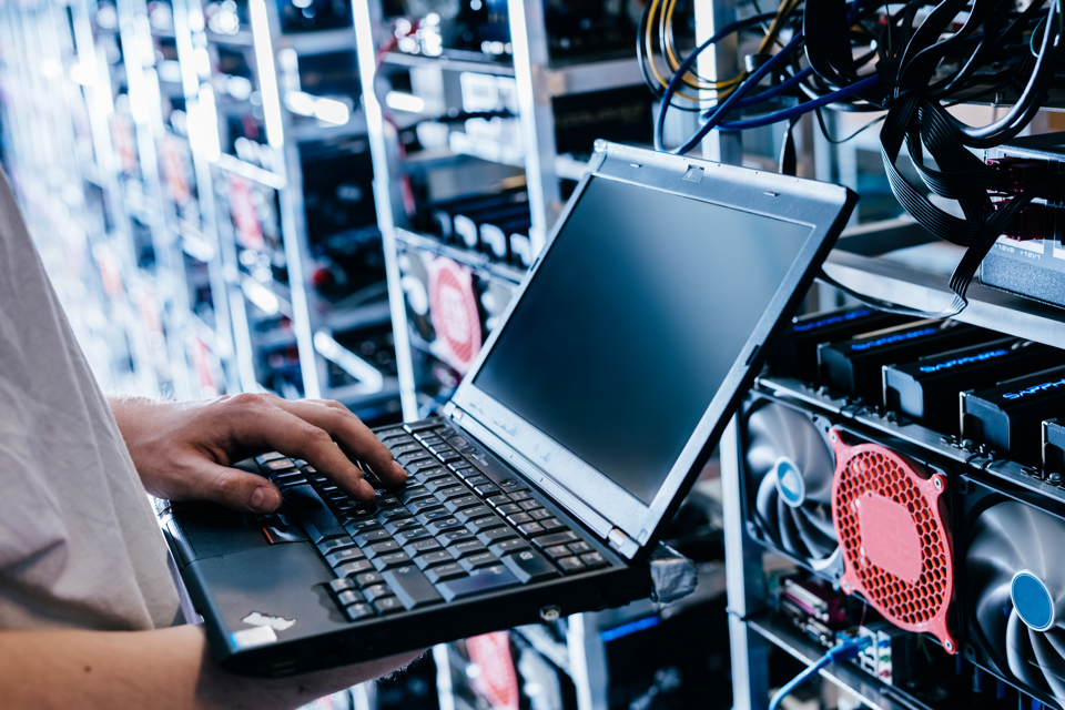 it-specialist-working-on-computer-in-bitcoin-and-c-2026-03-25-03-17-44-utc.jpg