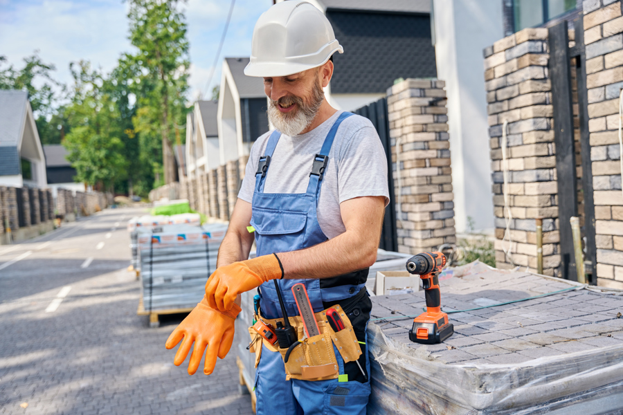 construction-worker-preparing-tools-for-building-p-2026-03-19-21-35-20-utc.jpg